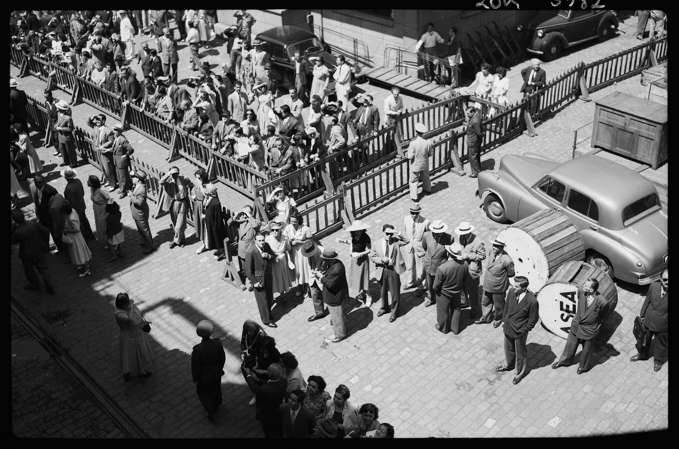 Voyageurs sur le quai, en face du bâtiment de Karakoy Yolcu Salonu